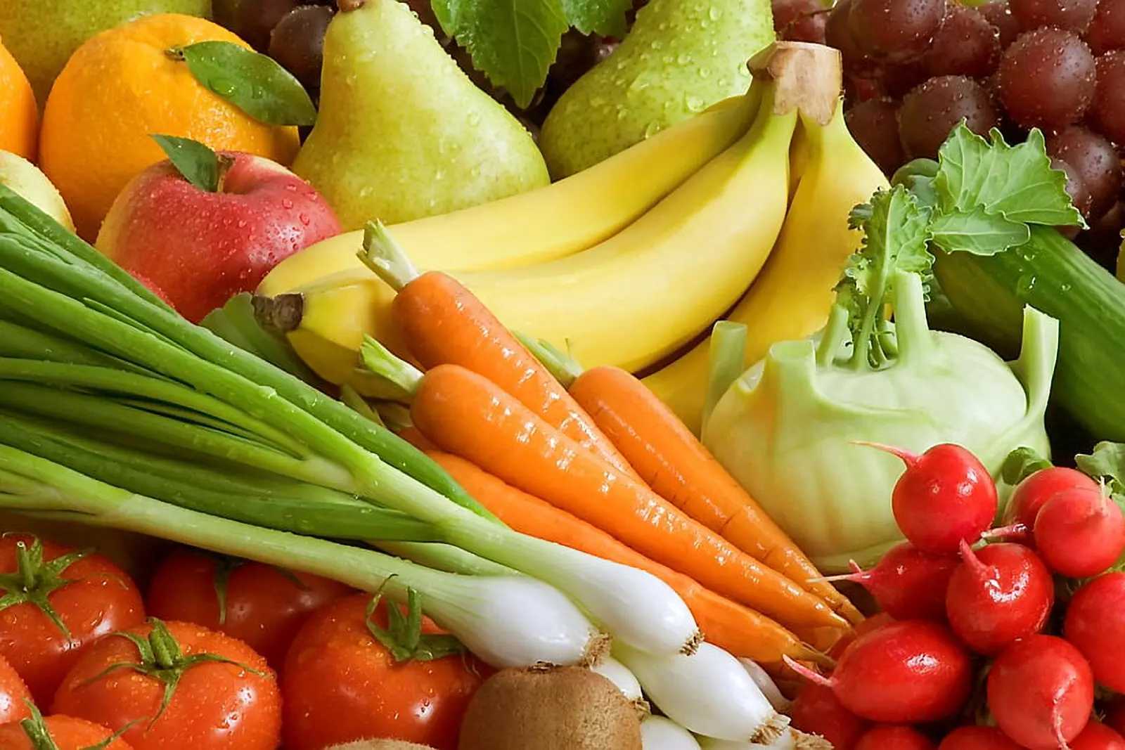 En mängd grönsaker och frukt